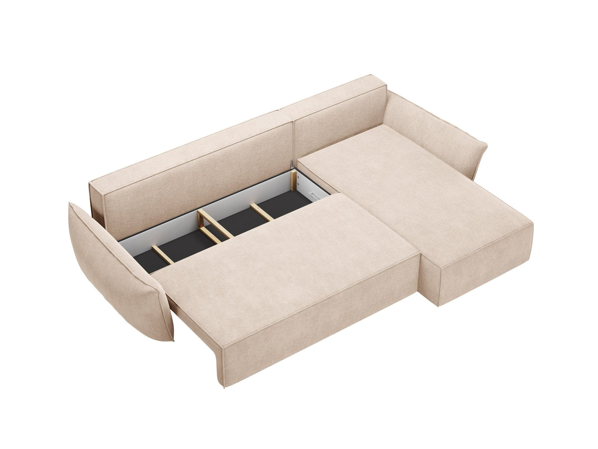 Beige Ecksofa Kaelle von Micadoni mit Chenille-Bezug, schwarzen Kunststoffbeinen und sichtbarem Bettkasten, rechts ausgerichtetes Bettsofa im Wohnraum.