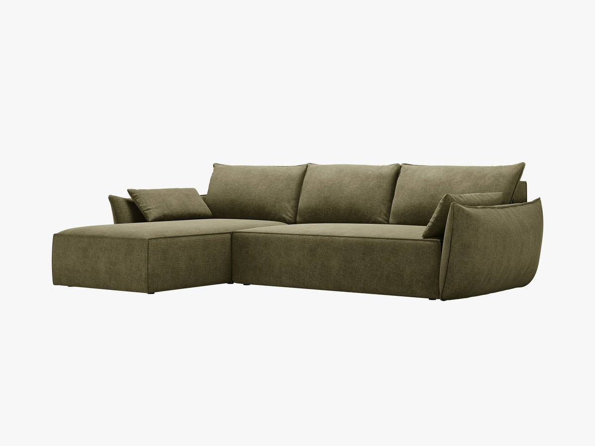 Beige Ecksofa Kaelle von Micadoni mit Chenille-Bezug, schwarzen Kunststoffbeinen und sichtbarem Bettkasten, rechts ausgerichtetes Bettsofa im Wohnraum.
