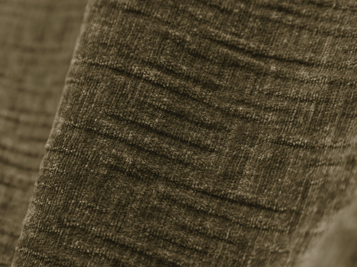 Beige Ecksofa Kaelle von Micadoni mit Chenille-Bezug, schwarzen Kunststoffbeinen und sichtbarem Bettkasten, rechts ausgerichtetes Bettsofa im Wohnraum.