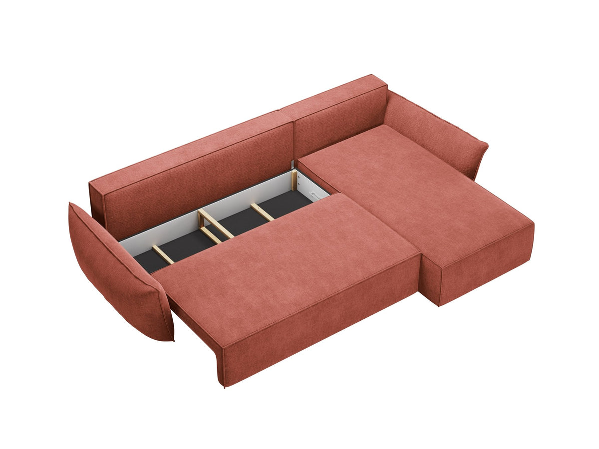 Beige Ecksofa Kaelle von Micadoni mit Chenille-Bezug, schwarzen Kunststoffbeinen und sichtbarem Bettkasten, rechts ausgerichtetes Bettsofa im Wohnraum.