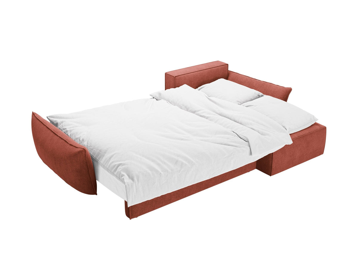 Beige Ecksofa Kaelle von Micadoni mit Chenille-Bezug, schwarzen Kunststoffbeinen und sichtbarem Bettkasten, rechts ausgerichtetes Bettsofa im Wohnraum.