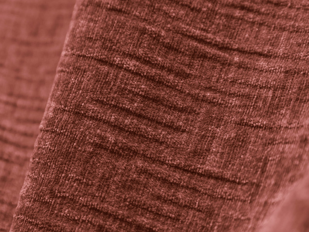 Beige Ecksofa Kaelle von Micadoni mit Chenille-Bezug, schwarzen Kunststoffbeinen und sichtbarem Bettkasten, rechts ausgerichtetes Bettsofa im Wohnraum.