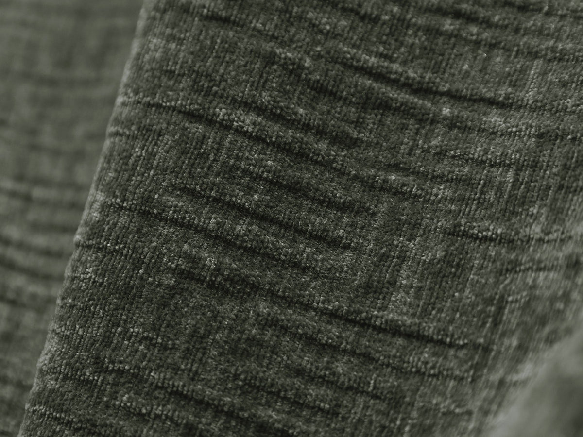 Beige Ecksofa Kaelle von Micadoni mit Chenille-Bezug, schwarzen Kunststoffbeinen und sichtbarem Bettkasten, rechts ausgerichtetes Bettsofa im Wohnraum.