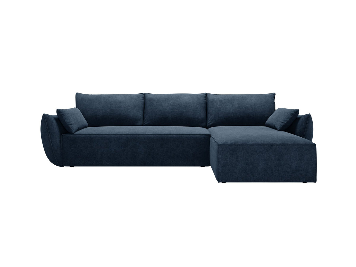 Beige Ecksofa Kaelle von Micadoni mit Chenille-Bezug, schwarzen Kunststoffbeinen und sichtbarem Bettkasten, rechts ausgerichtetes Bettsofa im Wohnraum.