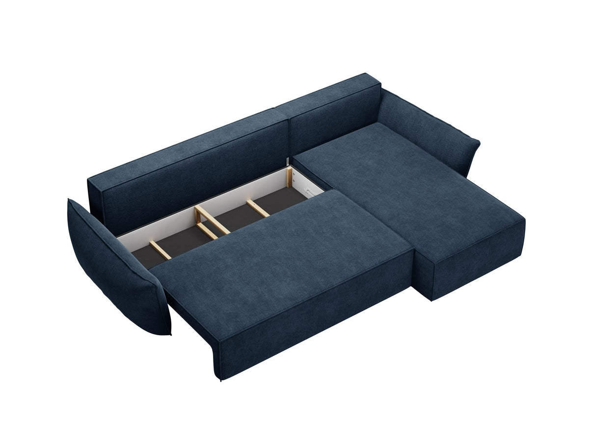 Beige Ecksofa Kaelle von Micadoni mit Chenille-Bezug, schwarzen Kunststoffbeinen und sichtbarem Bettkasten, rechts ausgerichtetes Bettsofa im Wohnraum.