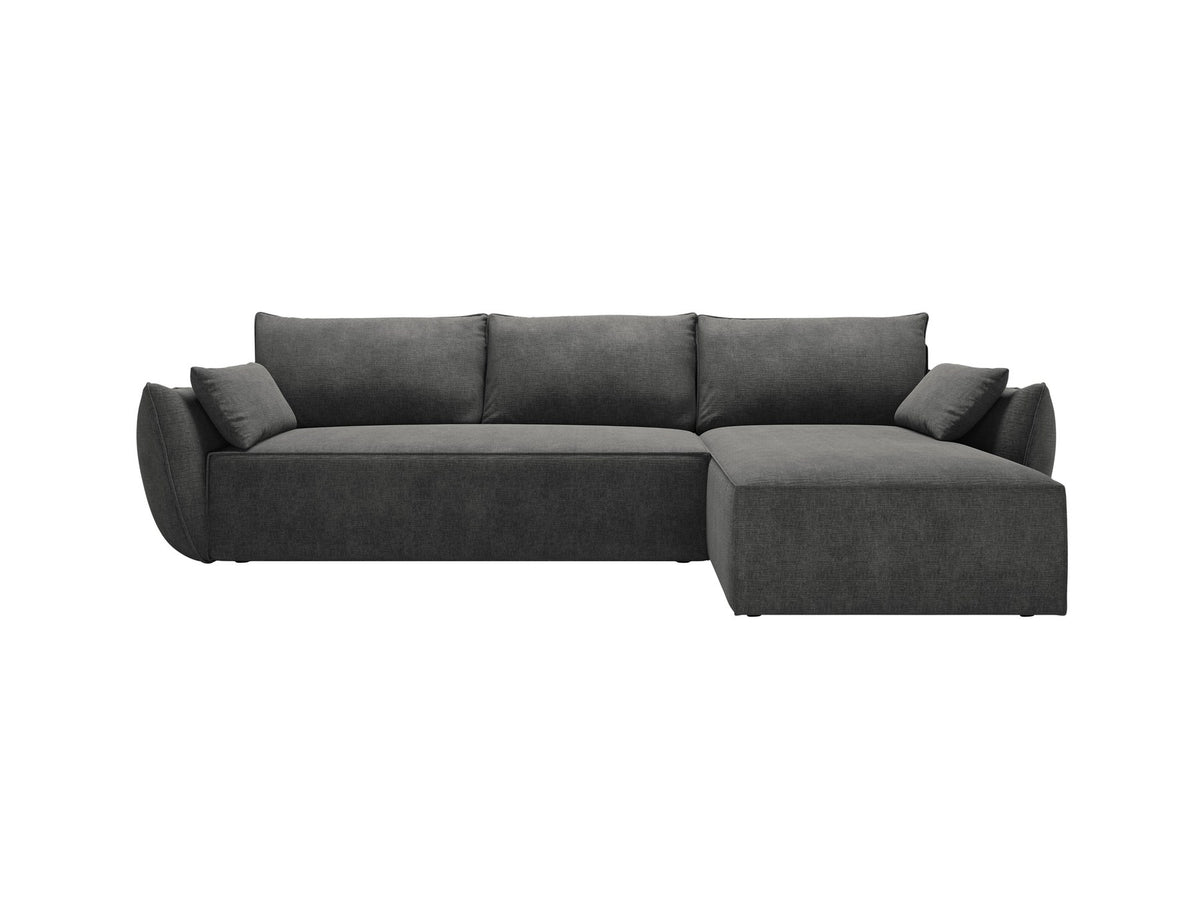 Beige Ecksofa Kaelle von Micadoni mit Chenille-Bezug, schwarzen Kunststoffbeinen und sichtbarem Bettkasten, rechts ausgerichtetes Bettsofa im Wohnraum.