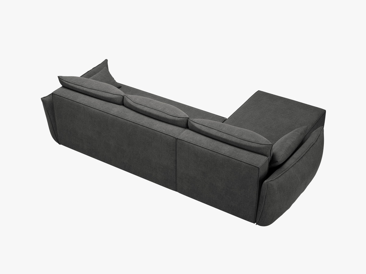 Beige Ecksofa Kaelle von Micadoni mit Chenille-Bezug, schwarzen Kunststoffbeinen und sichtbarem Bettkasten, rechts ausgerichtetes Bettsofa im Wohnraum.