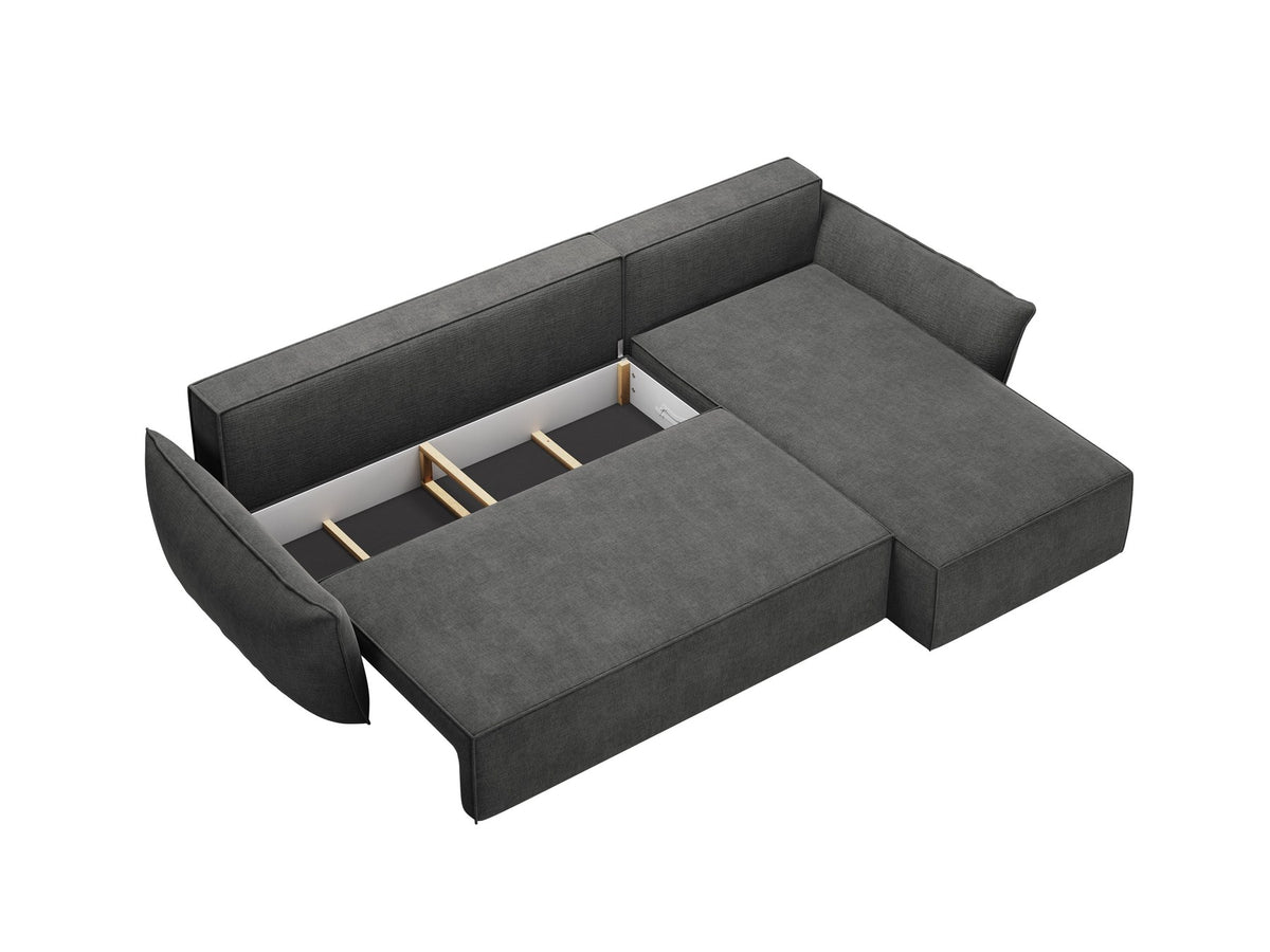 Beige Ecksofa Kaelle von Micadoni mit Chenille-Bezug, schwarzen Kunststoffbeinen und sichtbarem Bettkasten, rechts ausgerichtetes Bettsofa im Wohnraum.