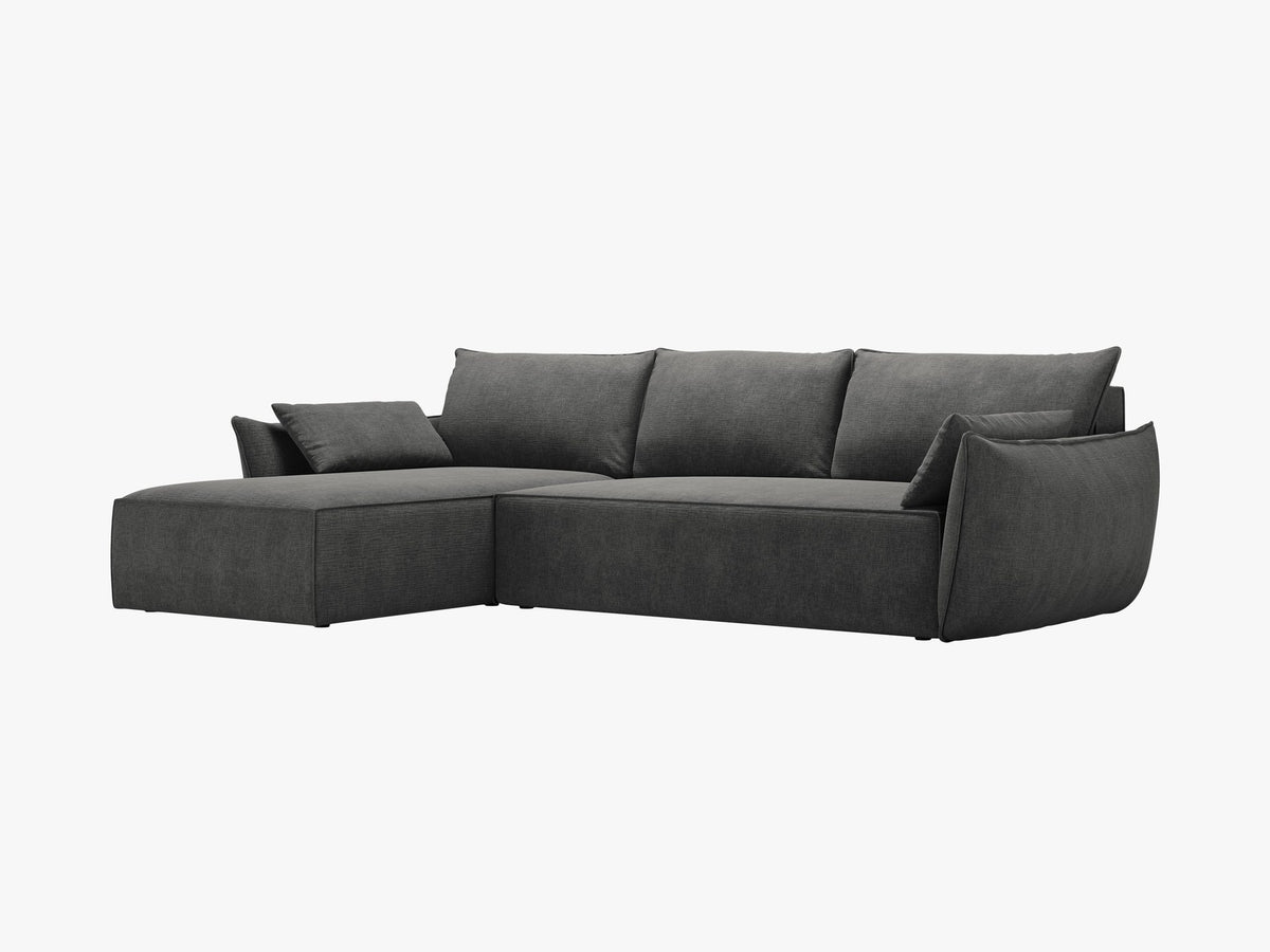 Beige Ecksofa Kaelle von Micadoni mit Chenille-Bezug, schwarzen Kunststoffbeinen und sichtbarem Bettkasten, rechts ausgerichtetes Bettsofa im Wohnraum.