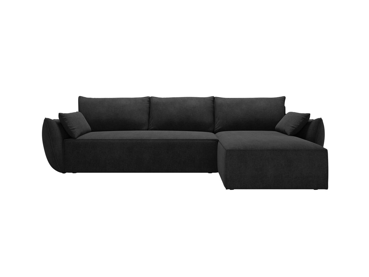 Beige Ecksofa Kaelle von Micadoni mit Chenille-Bezug, schwarzen Kunststoffbeinen und sichtbarem Bettkasten, rechts ausgerichtetes Bettsofa im Wohnraum.