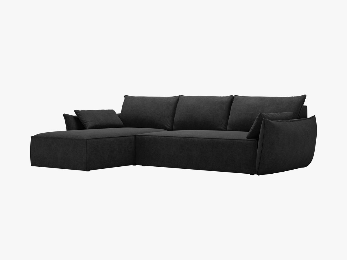 Beige Ecksofa Kaelle von Micadoni mit Chenille-Bezug, schwarzen Kunststoffbeinen und sichtbarem Bettkasten, rechts ausgerichtetes Bettsofa im Wohnraum.