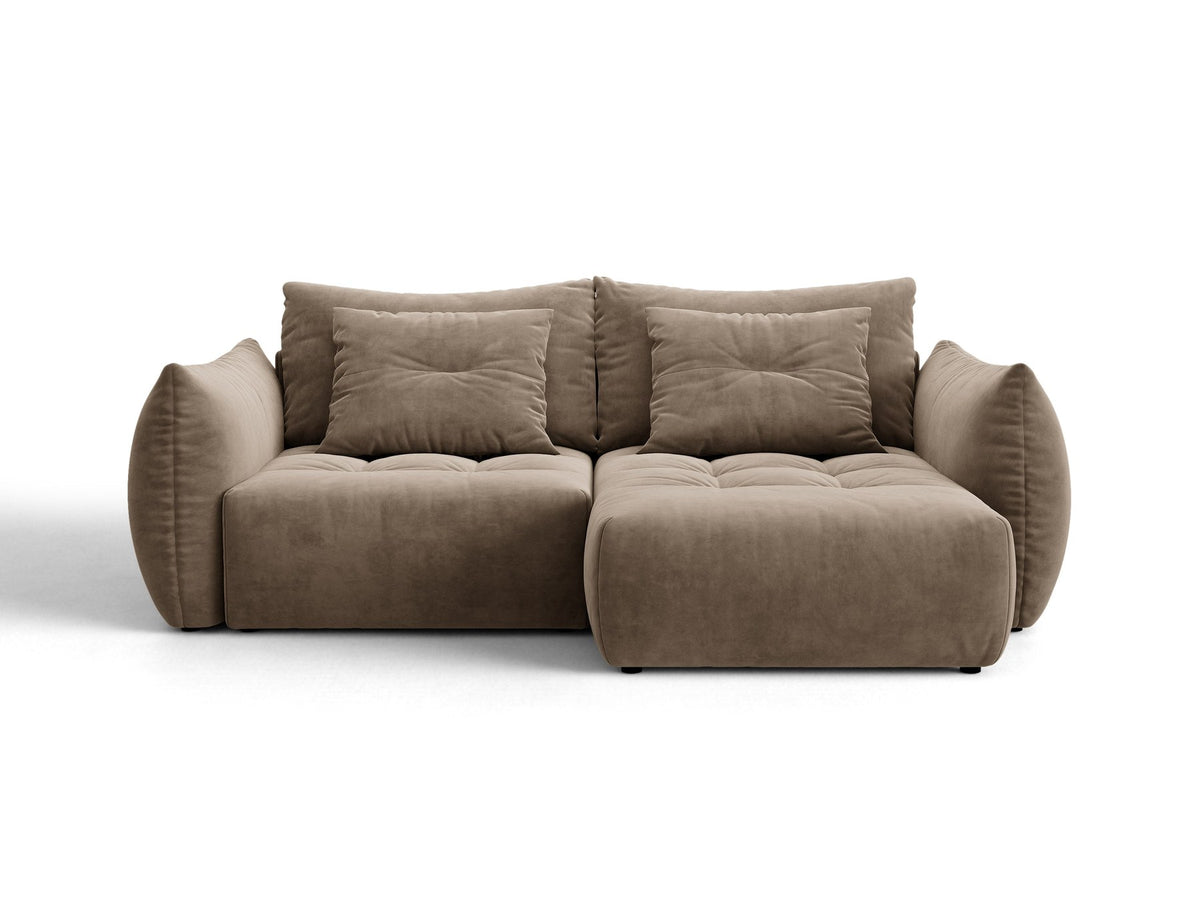Ecksofa Bloom mit Schlaffunktion von Micadoni in Sand, Bettsofa rechts mit Casino-Veloursbezug und schwarzen Kunststoffbeinen.