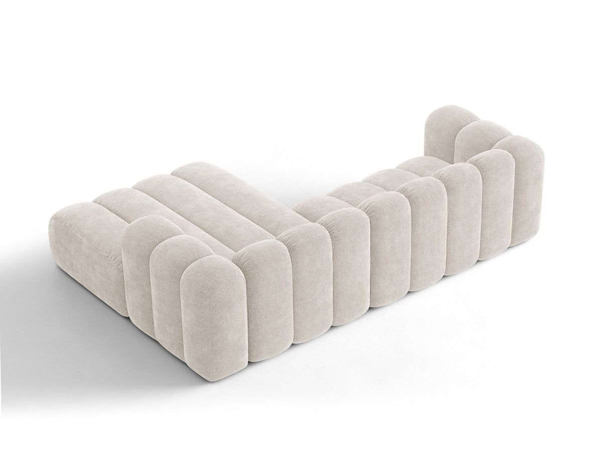 Beiges Ecksofa Lupine von Micadoni mit rechter Ausrichtung, Stoffbezug Eden Pearl, schwarzen Kunststoffbeinen und integriertem Bettkasten.