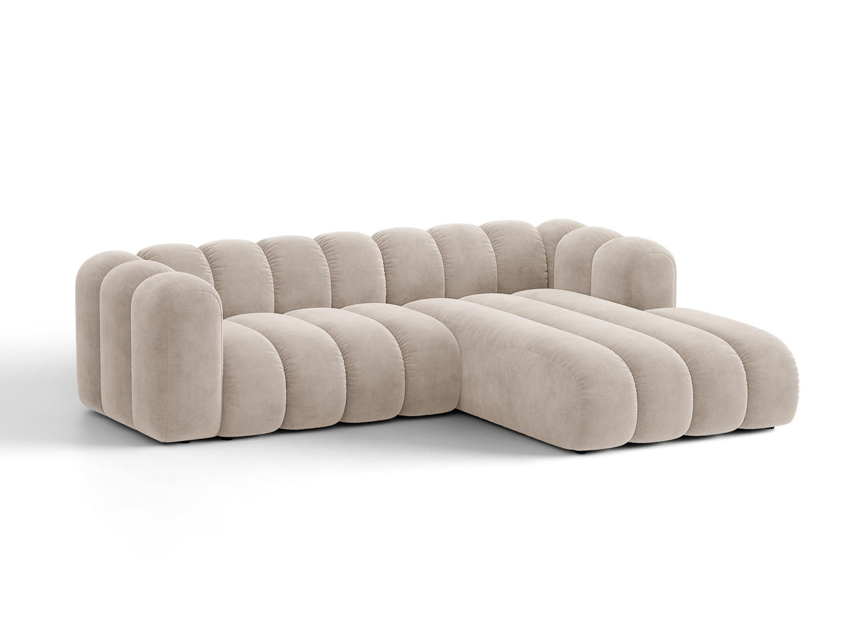 Beiges Ecksofa Lupine von Micadoni mit rechter Ausrichtung, Stoffbezug Eden Pearl, schwarzen Kunststoffbeinen und integriertem Bettkasten.