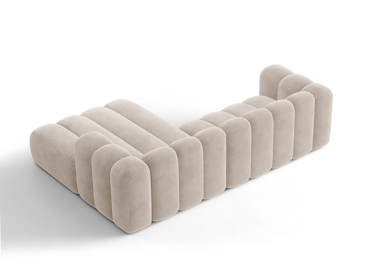 Beiges Ecksofa Lupine von Micadoni mit rechter Ausrichtung, Stoffbezug Eden Pearl, schwarzen Kunststoffbeinen und integriertem Bettkasten.