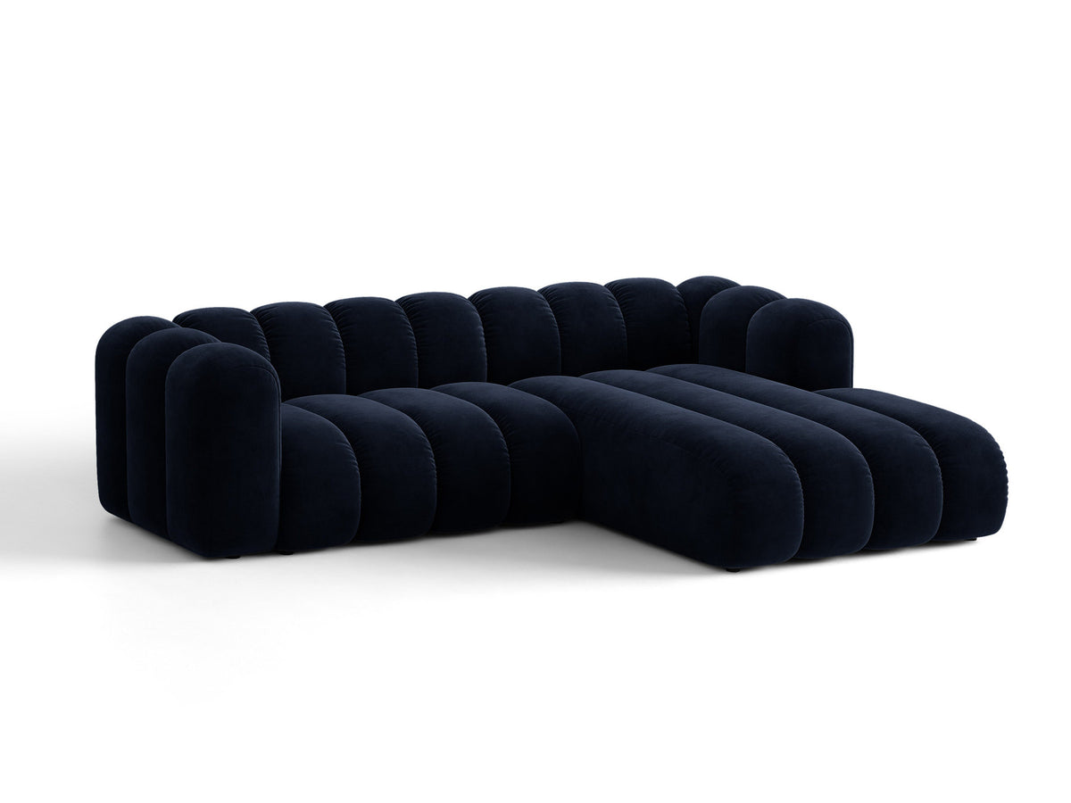 Beiges Ecksofa Lupine von Micadoni mit rechter Ausrichtung, Stoffbezug Eden Pearl, schwarzen Kunststoffbeinen und integriertem Bettkasten.