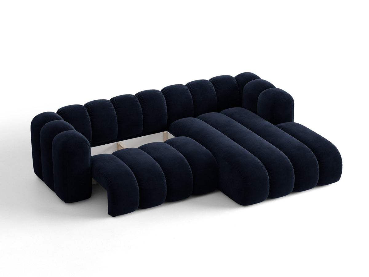Beiges Ecksofa Lupine von Micadoni mit rechter Ausrichtung, Stoffbezug Eden Pearl, schwarzen Kunststoffbeinen und integriertem Bettkasten.