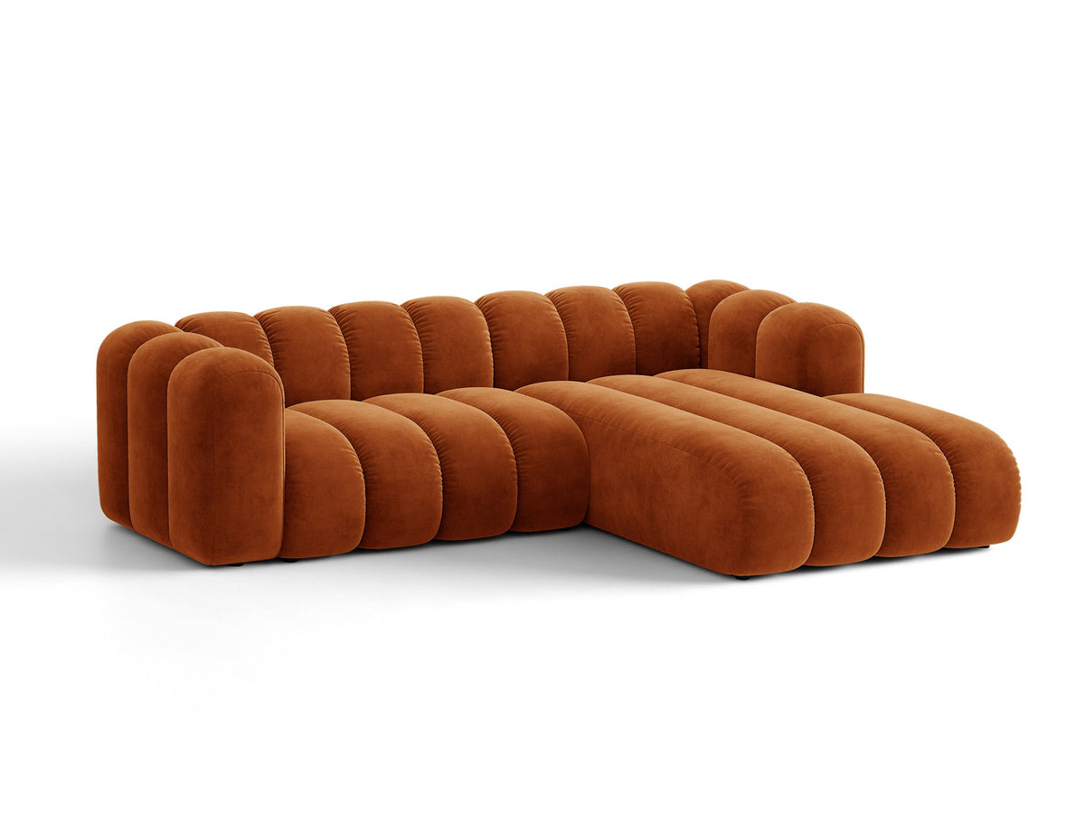 Beiges Ecksofa Lupine von Micadoni mit rechter Ausrichtung, Stoffbezug Eden Pearl, schwarzen Kunststoffbeinen und integriertem Bettkasten.