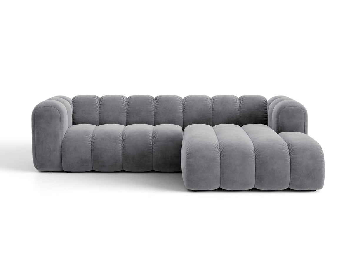 Beiges Ecksofa Lupine von Micadoni mit rechter Ausrichtung, Stoffbezug Eden Pearl, schwarzen Kunststoffbeinen und integriertem Bettkasten.