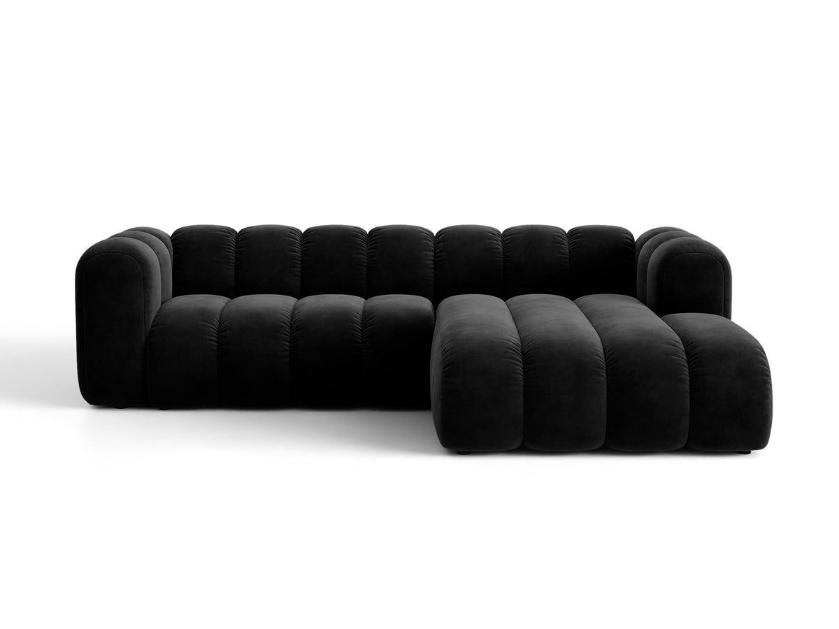 Beiges Ecksofa Lupine von Micadoni mit rechter Ausrichtung, Stoffbezug Eden Pearl, schwarzen Kunststoffbeinen und integriertem Bettkasten.