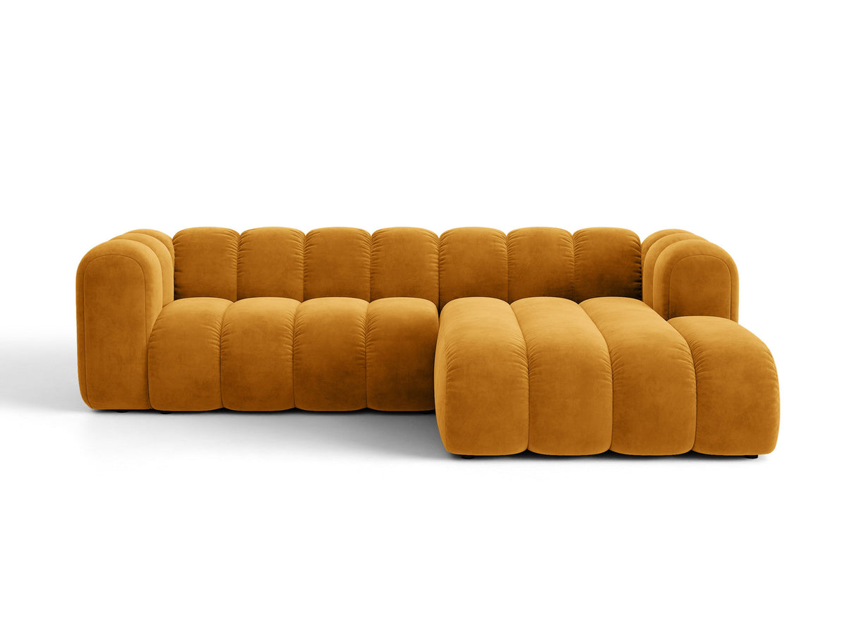 Beiges Ecksofa Lupine von Micadoni mit rechter Ausrichtung, Stoffbezug Eden Pearl, schwarzen Kunststoffbeinen und integriertem Bettkasten.