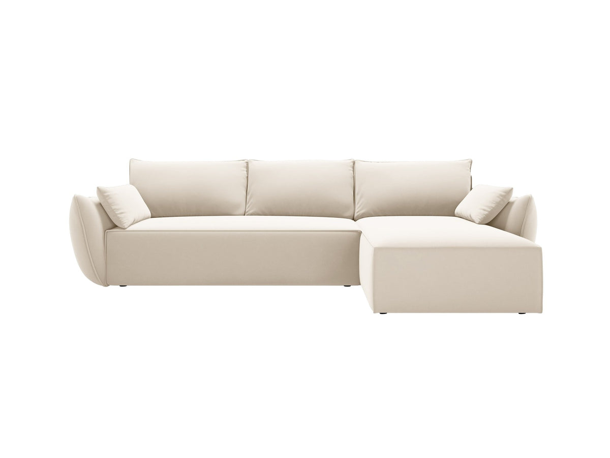 Beige Ecksofa Kaelle von Micadoni mit Chenille-Bezug, schwarzen Kunststoffbeinen und sichtbarem Bettkasten, rechts ausgerichtetes Bettsofa im Wohnraum.