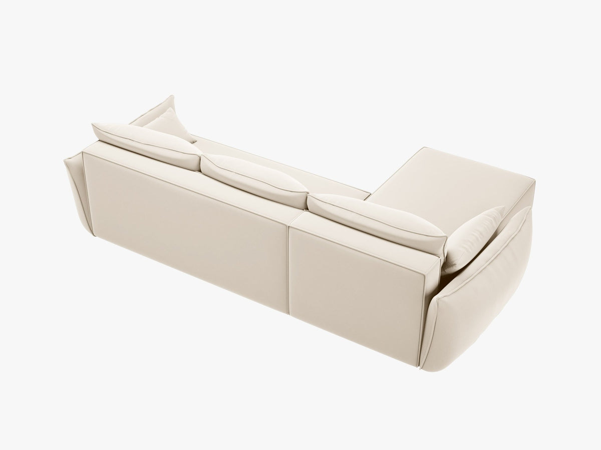 Beige Ecksofa Kaelle von Micadoni mit Chenille-Bezug, schwarzen Kunststoffbeinen und sichtbarem Bettkasten, rechts ausgerichtetes Bettsofa im Wohnraum.