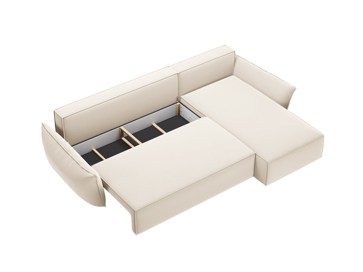 Beige Ecksofa Kaelle von Micadoni mit Chenille-Bezug, schwarzen Kunststoffbeinen und sichtbarem Bettkasten, rechts ausgerichtetes Bettsofa im Wohnraum.
