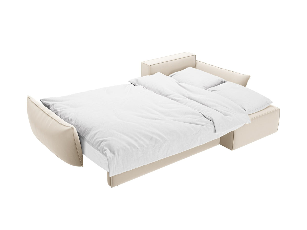 Beige Ecksofa Kaelle von Micadoni mit Chenille-Bezug, schwarzen Kunststoffbeinen und sichtbarem Bettkasten, rechts ausgerichtetes Bettsofa im Wohnraum.