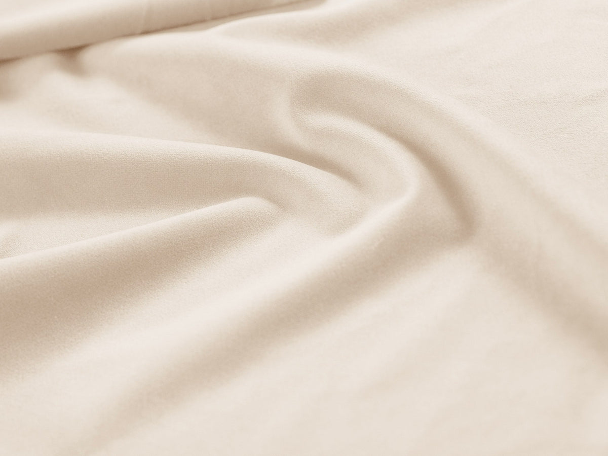 Beige Ecksofa Kaelle von Micadoni mit Chenille-Bezug, schwarzen Kunststoffbeinen und sichtbarem Bettkasten, rechts ausgerichtetes Bettsofa im Wohnraum.