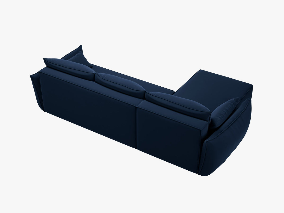 Beige Ecksofa Kaelle von Micadoni mit Chenille-Bezug, schwarzen Kunststoffbeinen und sichtbarem Bettkasten, rechts ausgerichtetes Bettsofa im Wohnraum.