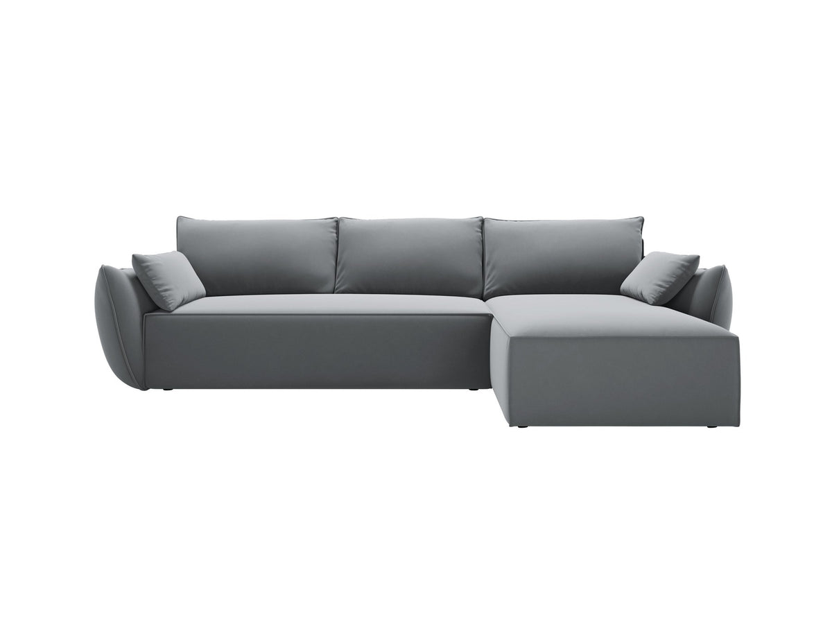 Beige Ecksofa Kaelle von Micadoni mit Chenille-Bezug, schwarzen Kunststoffbeinen und sichtbarem Bettkasten, rechts ausgerichtetes Bettsofa im Wohnraum.
