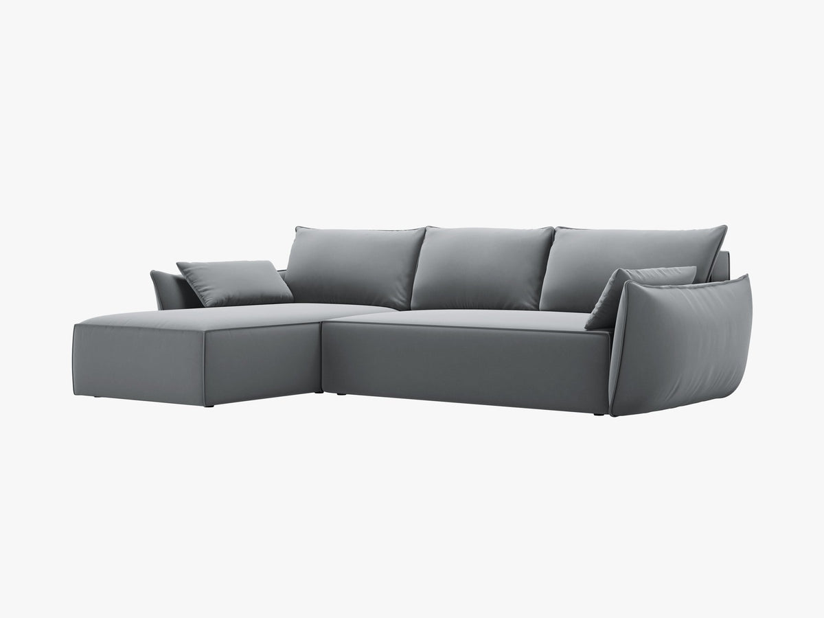 Beige Ecksofa Kaelle von Micadoni mit Chenille-Bezug, schwarzen Kunststoffbeinen und sichtbarem Bettkasten, rechts ausgerichtetes Bettsofa im Wohnraum.