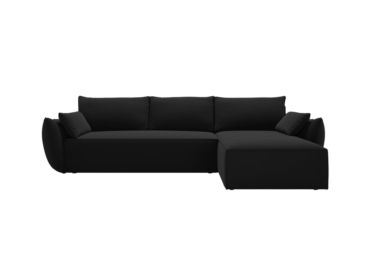 Beige Ecksofa Kaelle von Micadoni mit Chenille-Bezug, schwarzen Kunststoffbeinen und sichtbarem Bettkasten, rechts ausgerichtetes Bettsofa im Wohnraum.