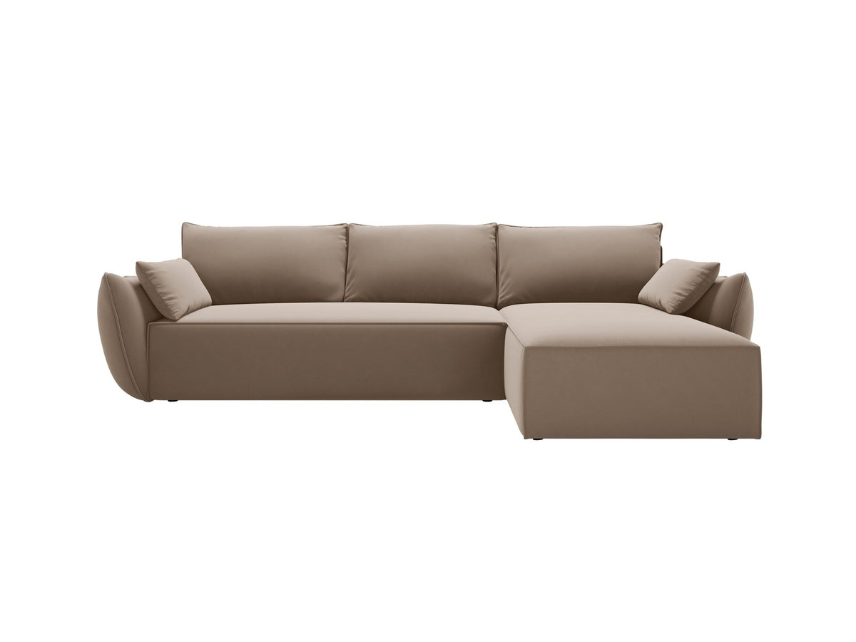 Beige Ecksofa Kaelle von Micadoni mit Chenille-Bezug, schwarzen Kunststoffbeinen und sichtbarem Bettkasten, rechts ausgerichtetes Bettsofa im Wohnraum.