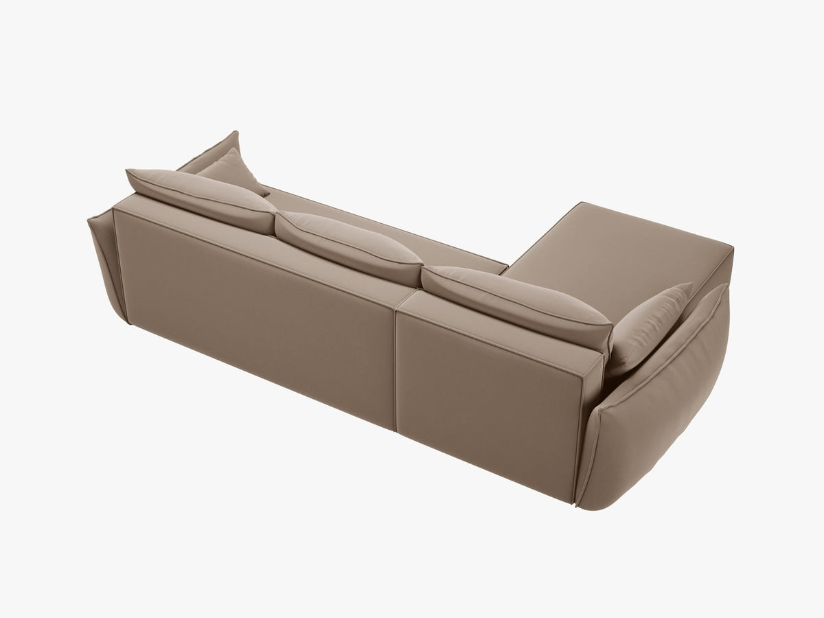 Beige Ecksofa Kaelle von Micadoni mit Chenille-Bezug, schwarzen Kunststoffbeinen und sichtbarem Bettkasten, rechts ausgerichtetes Bettsofa im Wohnraum.