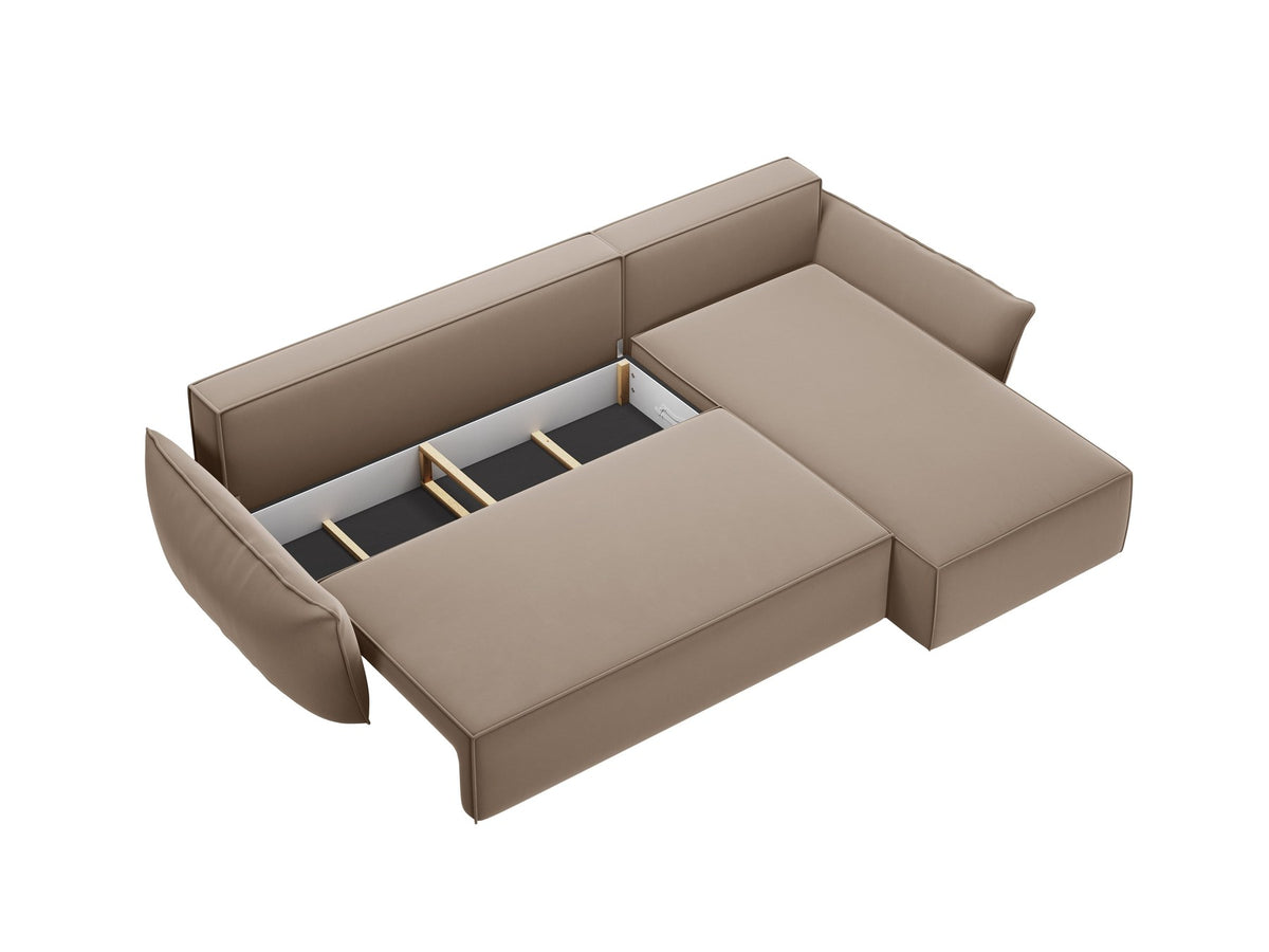 Beige Ecksofa Kaelle von Micadoni mit Chenille-Bezug, schwarzen Kunststoffbeinen und sichtbarem Bettkasten, rechts ausgerichtetes Bettsofa im Wohnraum.