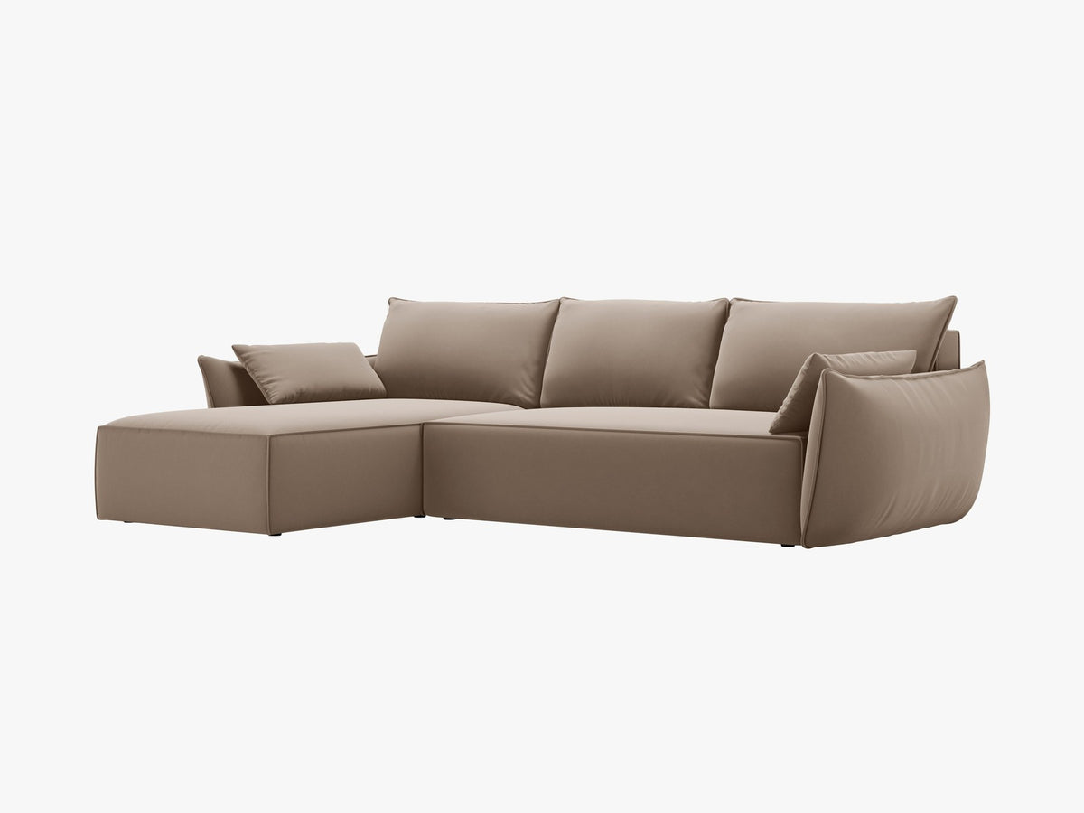 Beige Ecksofa Kaelle von Micadoni mit Chenille-Bezug, schwarzen Kunststoffbeinen und sichtbarem Bettkasten, rechts ausgerichtetes Bettsofa im Wohnraum.