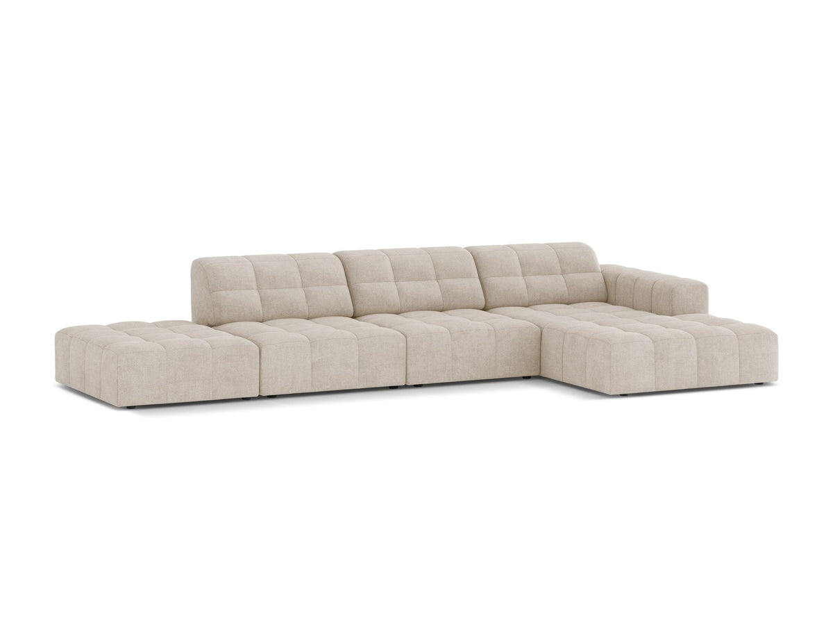 Jennifer Linkes Ecksofa von Micadoni in Leichtem Beige, L-Form, Bluvel-Stoffbezug, schwarze Kunststoffbeine, grosse Sitzfläche im Wohnraum.