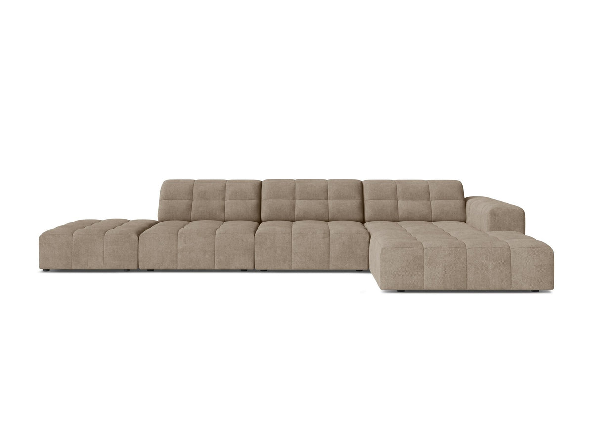 Jennifer Linkes Ecksofa von Micadoni in Leichtem Beige, L-Form, Bluvel-Stoffbezug, schwarze Kunststoffbeine, grosse Sitzfläche im Wohnraum.
