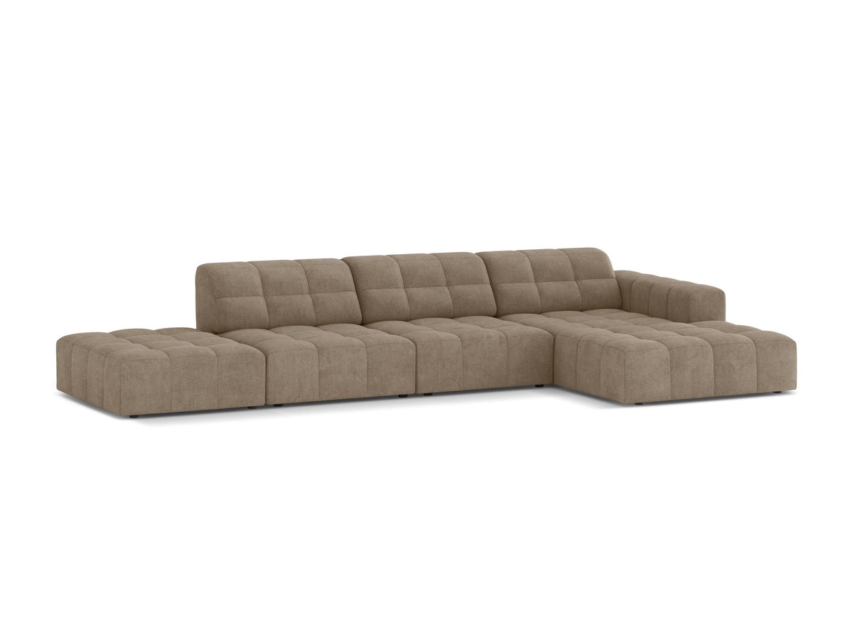 Jennifer Linkes Ecksofa von Micadoni in Leichtem Beige, L-Form, Bluvel-Stoffbezug, schwarze Kunststoffbeine, grosse Sitzfläche im Wohnraum.