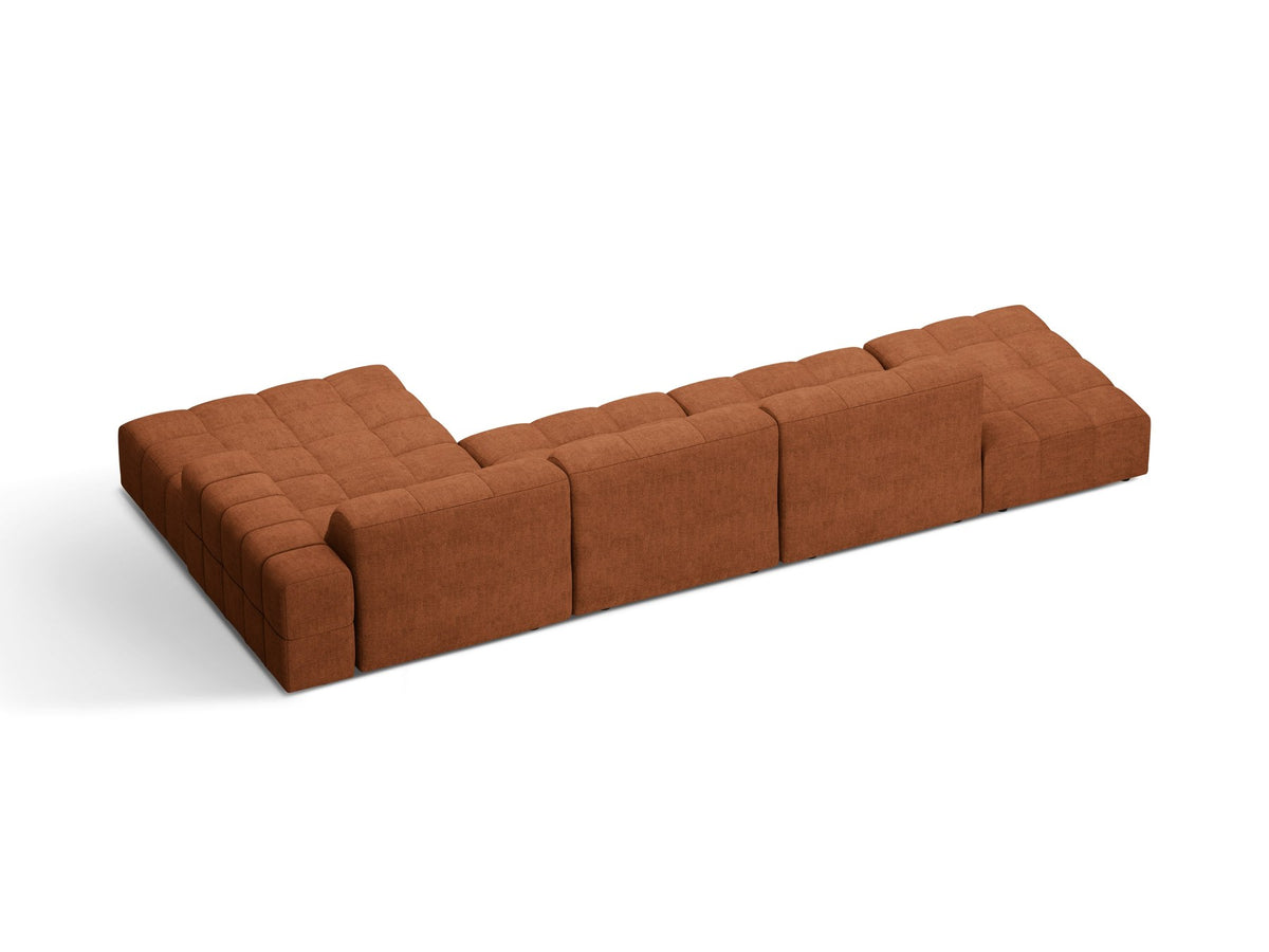 Jennifer Linkes Ecksofa von Micadoni in Leichtem Beige, L-Form, Bluvel-Stoffbezug, schwarze Kunststoffbeine, grosse Sitzfläche im Wohnraum.