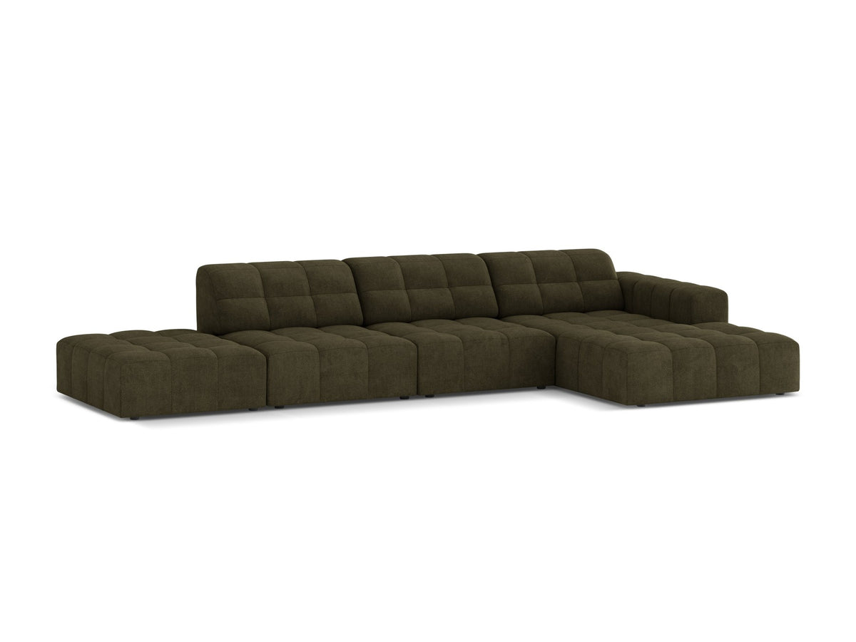 Jennifer Linkes Ecksofa von Micadoni in Leichtem Beige, L-Form, Bluvel-Stoffbezug, schwarze Kunststoffbeine, grosse Sitzfläche im Wohnraum.
