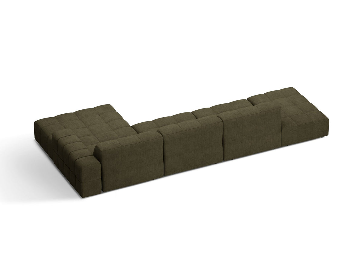 Jennifer Linkes Ecksofa von Micadoni in Leichtem Beige, L-Form, Bluvel-Stoffbezug, schwarze Kunststoffbeine, grosse Sitzfläche im Wohnraum.