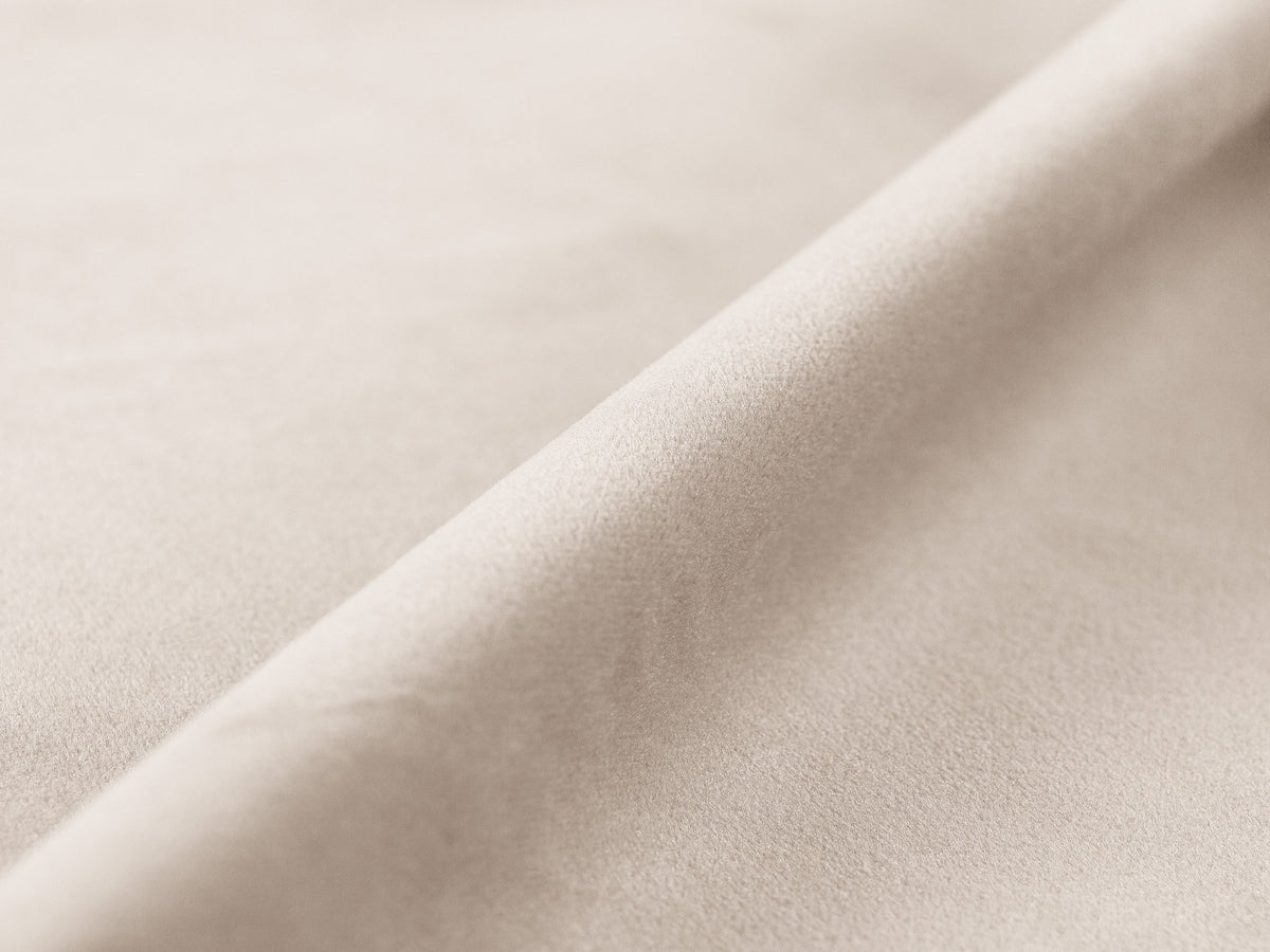 Jennifer Linkes Ecksofa von Micadoni in Leichtem Beige, L-Form, Bluvel-Stoffbezug, schwarze Kunststoffbeine, grosse Sitzfläche im Wohnraum.