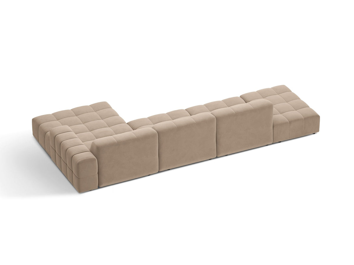 Jennifer Linkes Ecksofa von Micadoni in Leichtem Beige, L-Form, Bluvel-Stoffbezug, schwarze Kunststoffbeine, grosse Sitzfläche im Wohnraum.