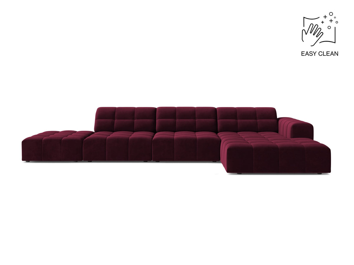 Jennifer Linkes Ecksofa von Micadoni in Leichtem Beige, L-Form, Bluvel-Stoffbezug, schwarze Kunststoffbeine, grosse Sitzfläche im Wohnraum.