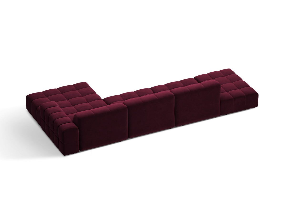 Jennifer Linkes Ecksofa von Micadoni in Leichtem Beige, L-Form, Bluvel-Stoffbezug, schwarze Kunststoffbeine, grosse Sitzfläche im Wohnraum.