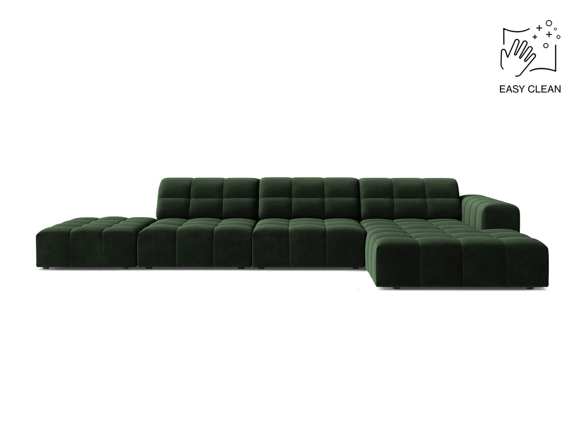 Jennifer Linkes Ecksofa von Micadoni in Leichtem Beige, L-Form, Bluvel-Stoffbezug, schwarze Kunststoffbeine, grosse Sitzfläche im Wohnraum.