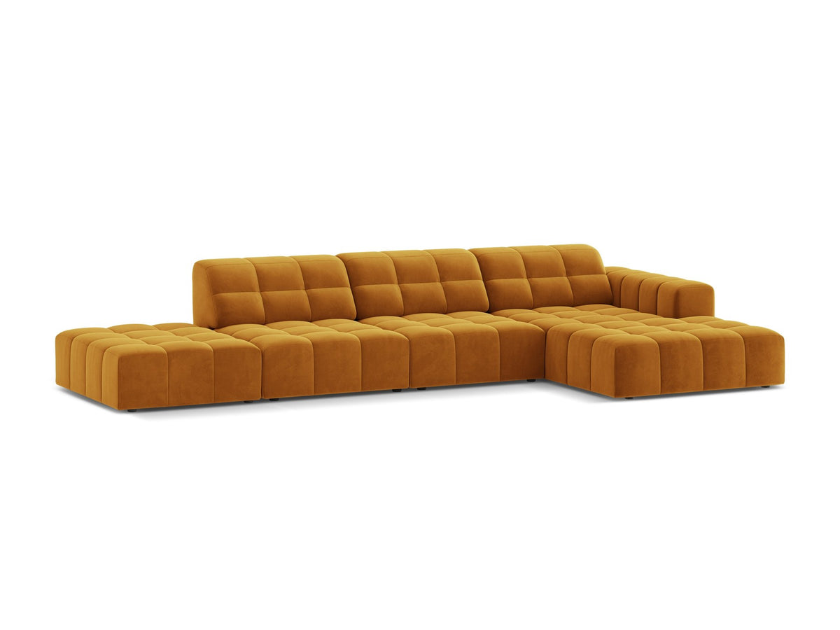 Jennifer Linkes Ecksofa von Micadoni in Leichtem Beige, L-Form, Bluvel-Stoffbezug, schwarze Kunststoffbeine, grosse Sitzfläche im Wohnraum.